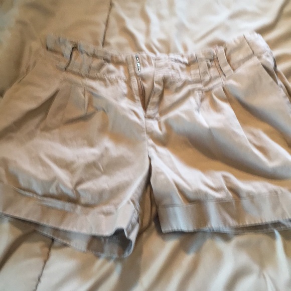 Annabella Pants - Tan shorts with pockets